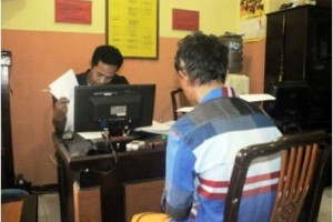 Pelaku penusukan di LP kelas II A Kuningan saat diperiksa di Mapolres Kuningan.